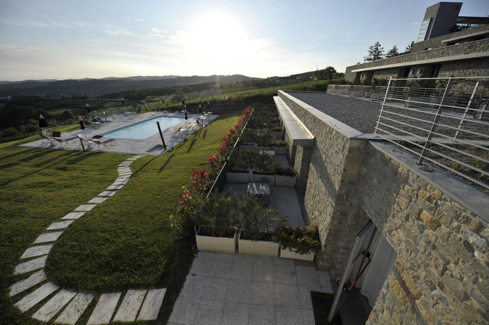 Ca' Del Lupo Hotel Montelupo Albese Bagian luar foto