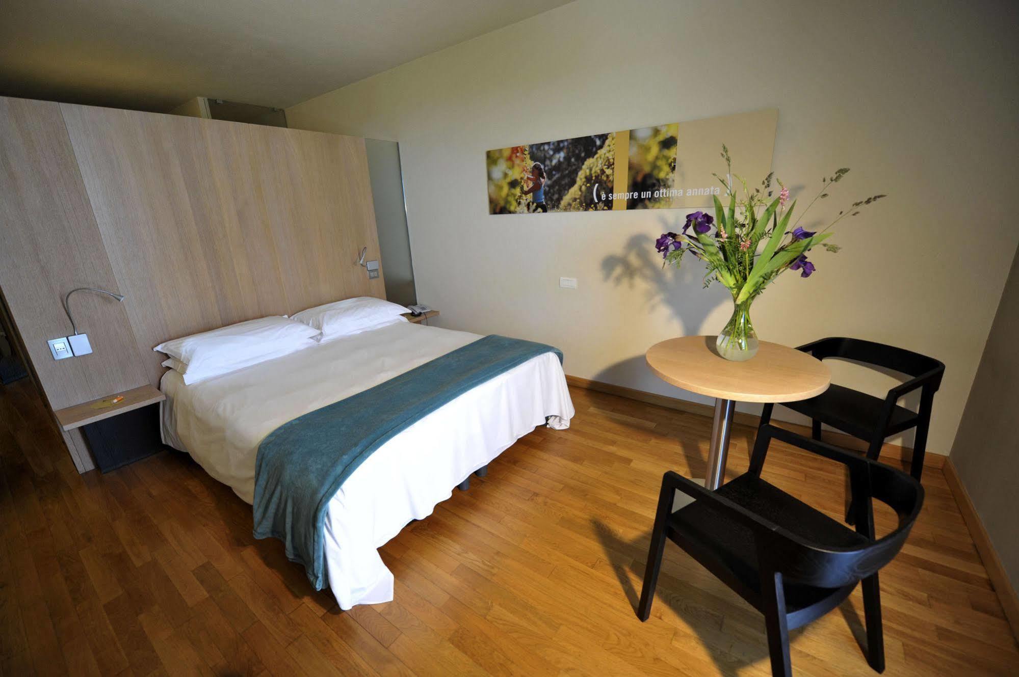 Ca' Del Lupo Hotel Montelupo Albese Bagian luar foto
