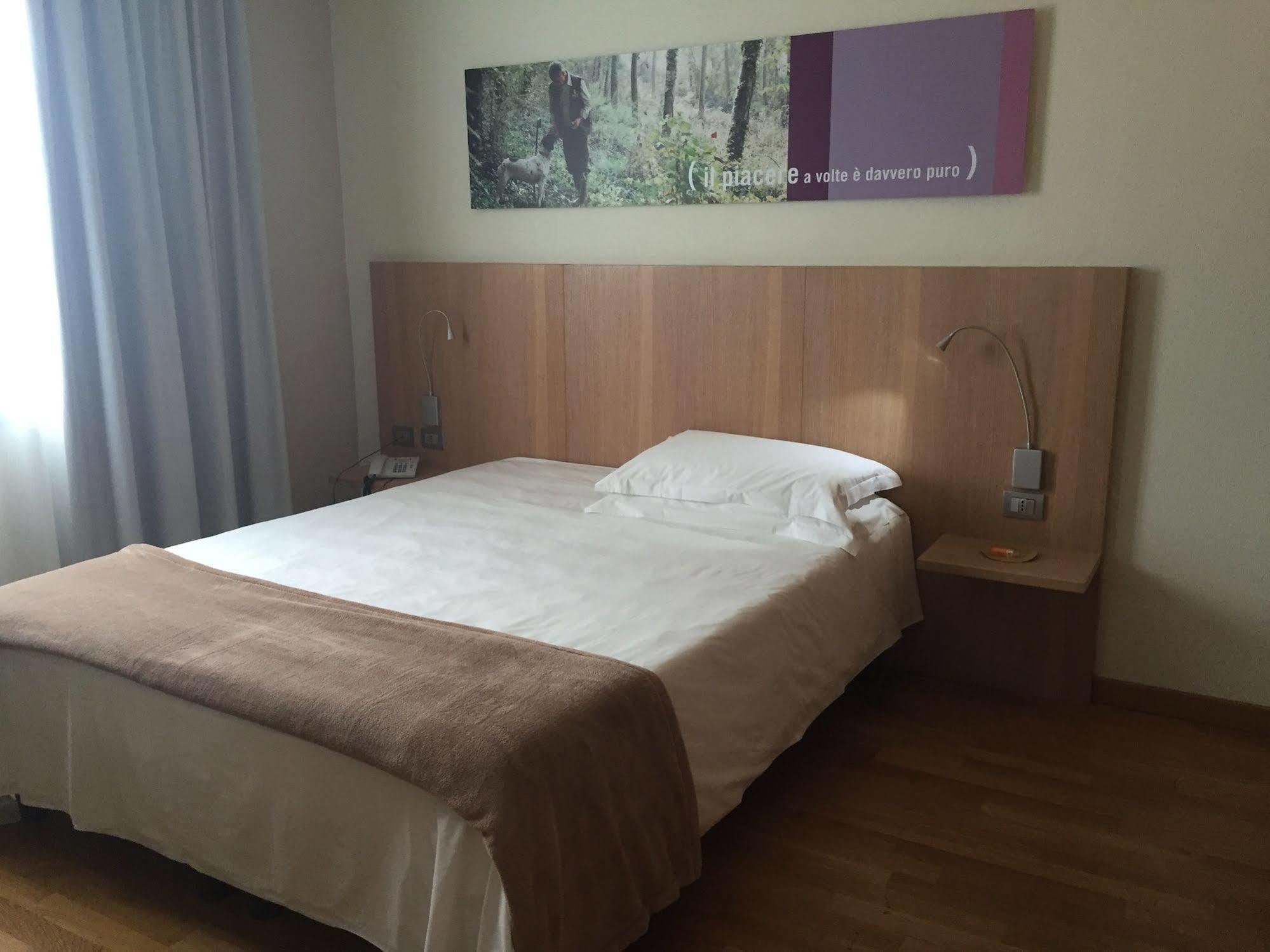 Ca' Del Lupo Hotel Montelupo Albese Bagian luar foto